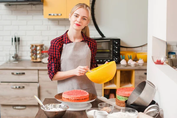 女性は台所に甘いデザートを作るします。料理. — ストック写真