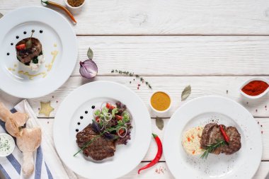 Beyaz ahşap boş alan ızgara et yemek