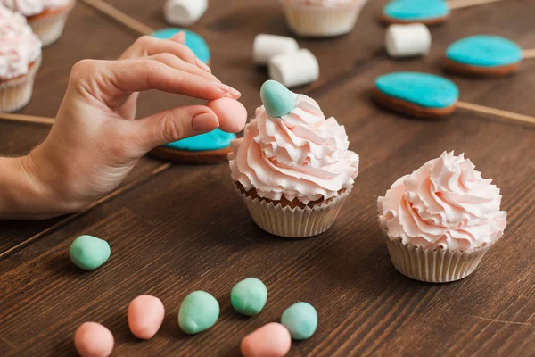 Kulinarische Meisterklasse kocht süßes Dessert zu Hause — Stockfoto