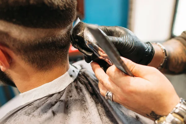 Чоловік робить кучеряву стрижку в перукарні крупним планом — стокове фото