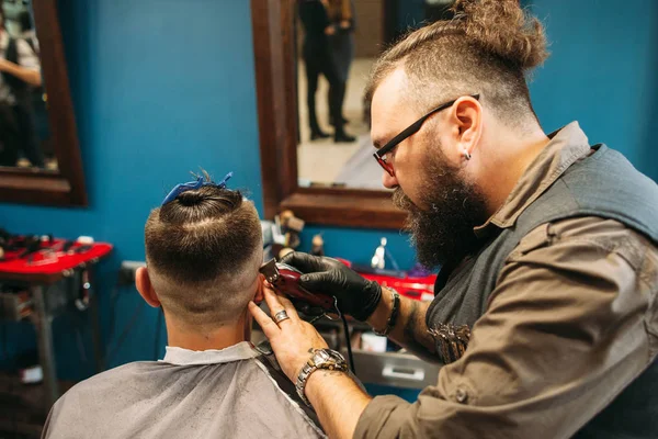Стиліст гоління чоловічої голови в перукарні — стокове фото