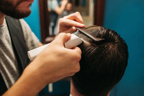 Процес різання волосся в перукарні крупним планом — стокове фото