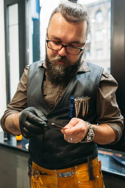 Професійні ножиці для перевірки перукарів перед роботою — стокове фото