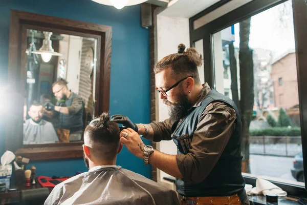 Старший перукар оздоблення стильне вільне місце для зачіски — стокове фото