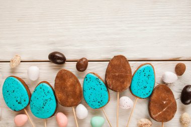 Paskalya şeker ve tatlılar Beyaz ahşap arka plan