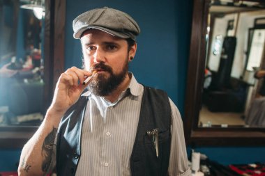 Ukala adam kapalı sigara portresi