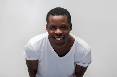 Mutlu afroamerican adam sevinç ve mutluluk dolu