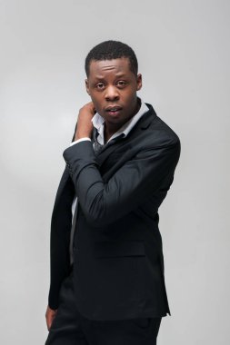 Afroamerican moda model adam fantezi kıyafetli