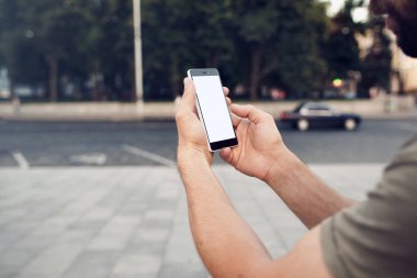 Elinde boş ekran ile omuz üzerinden telefon