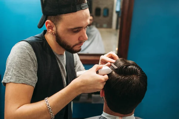 Молодий перукар вирізав чоловіче волосся вільний простір — стокове фото