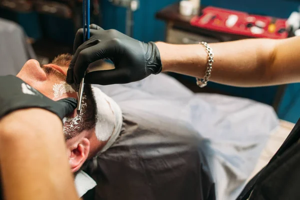 Гоління людина в перукарні крупним планом вільний простір — стокове фото
