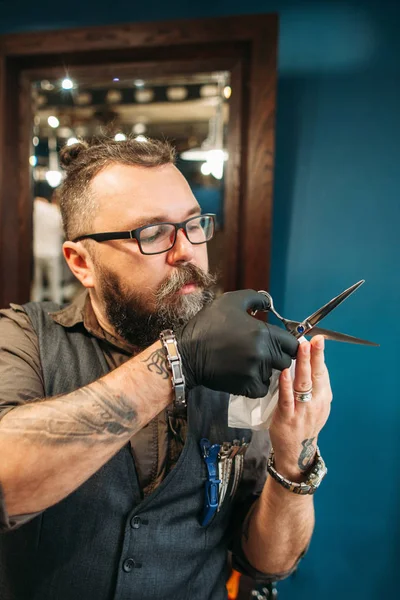 Професійний перукар навчить різати волосся — стокове фото