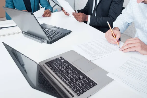 Lavoro di squadra. Firma di contratti commerciali e finanziari . — Foto Stock