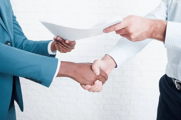 Dándose la mano después de firmar un contrato comercial — Foto de Stock