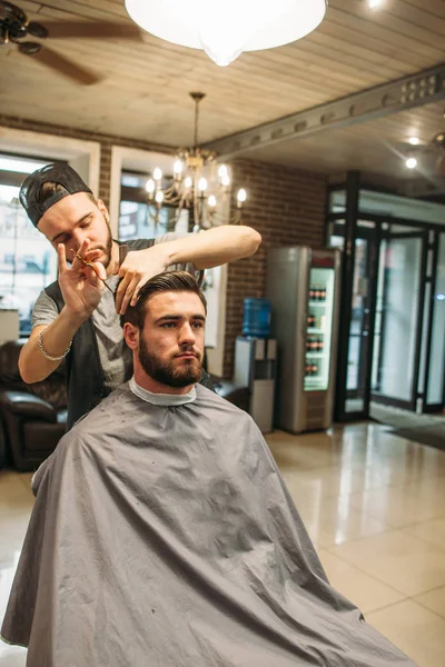 Hairtician різання клієнта в салон вільного місця — стокове фото