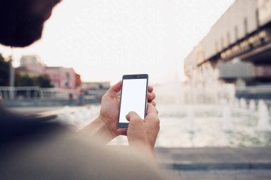 Elinde boş ekran ile omuz üzerinden telefon