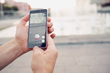 Pokemon Go oynarken smartphone oyun. Bağımlısı.