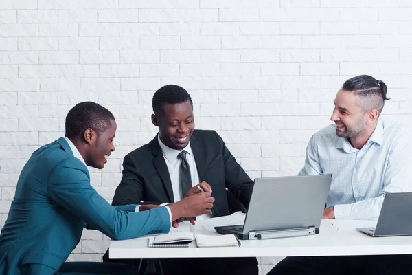 Trabalhadores preguiçosos conversando no escritório. Má disciplina . — Fotografia de Stock