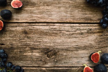 Üzüm ve incir çerçeve yosunlu ahşap boş alan