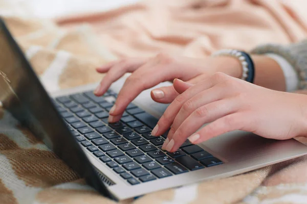 Kobiecych rąk typ na laptopie. Czat, komunikacja. — Zdjęcie stockowe