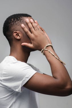 Afroamerican adam üzgün. Başarısız olan rüyalar, ezilmiş umut