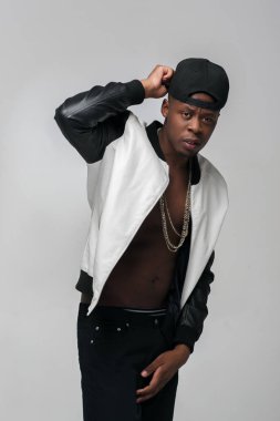 Afrika kökenli Amerikalı rapçi hip-hop kıyafet portresi