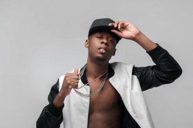 Afroamerican arsız ve pert çete üyesi adam