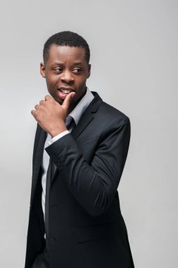 Günaha ve bağımlılığı Afroamerican adam hisseder
