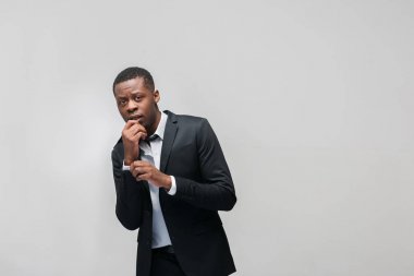 Afrika kökenli Amerikalı adam tarafından kişisel sorunları vurguladı