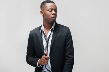 Afroamerican moda model adam fantezi kıyafetli