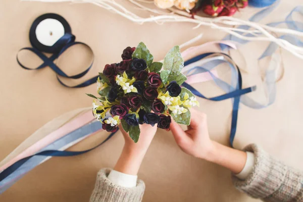 Světlé kytice, umělé květiny. Řemeslné zpracování. — Stock fotografie