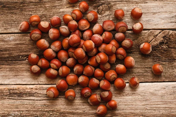 Cumulo di nocciole mature su legno posa piatta — Foto Stock