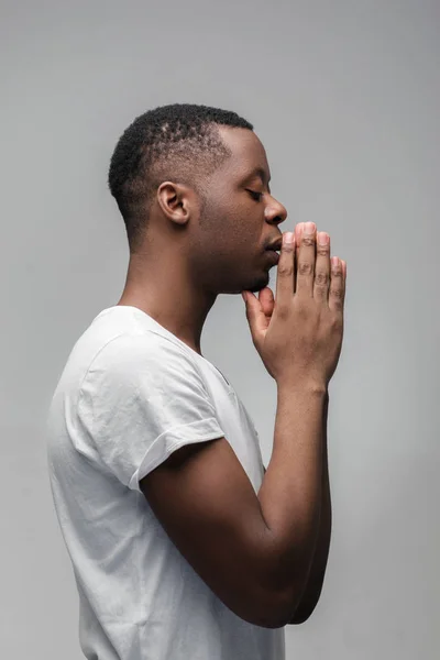 Africano orando a Deus e pedindo coisas boas — Fotografia de Stock