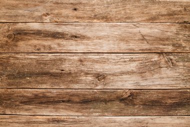 Boş eski ahşap masa düz yatıyordu