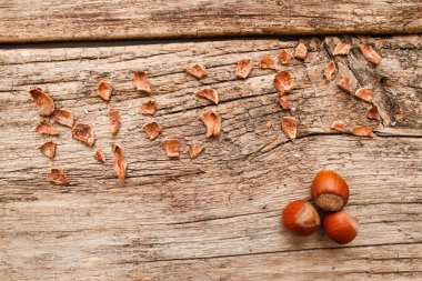 Ahşap üzerine fındık kabuğu düz yapılan kelime fındık yatıyordu