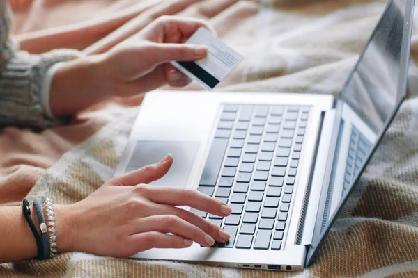 Ręka z karty kredytowej na laptopie. Płatności internetowe. — Zdjęcie stockowe