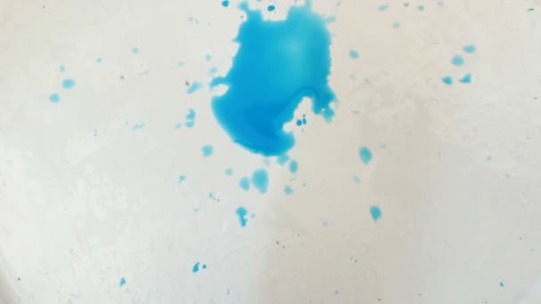 Tekoucí modrá tekutina na bílém pozadí — Stock video