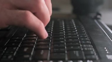 Tipik İngiliz pc klavye üzerinde parmak