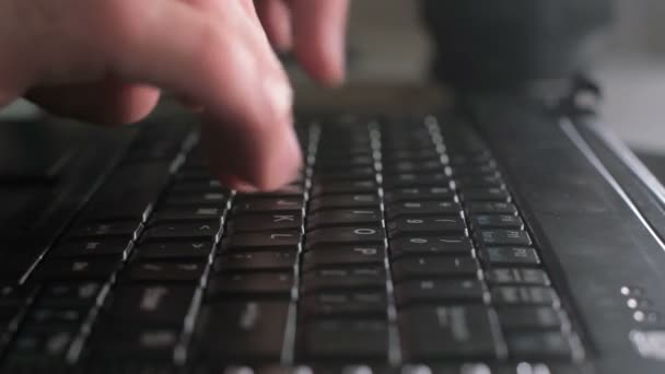在英语的笔记本电脑键盘上打字的手 — 图库视频影像