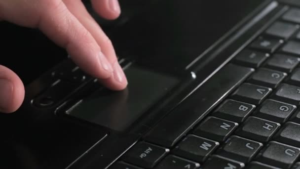Mann sucht Informationen mit PC-Touchpad — Stockvideo
