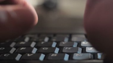 Tipik İngiliz pc klavye üzerinde eller