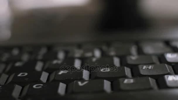 Keys of english pc keyboard close up sliding shot. — Stock Video