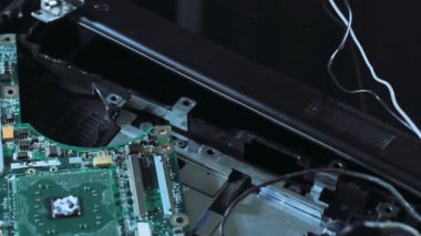 Kırık laptop atış sürgülü demonte