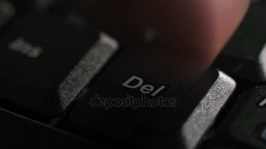 Parmak Delete tuşuna basar. Siyah klavye portre
