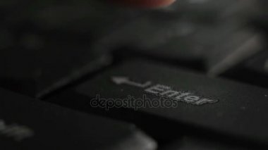 Parmak sürekli kadar yakın anahtar Enter preslenmiş