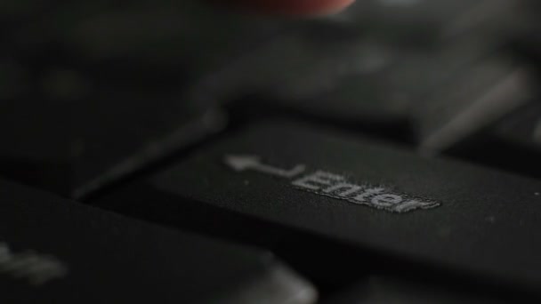 Doigt continuellement pressé Entrer clé gros plan 