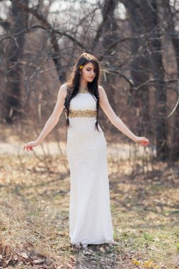 Örgülü geline düğün Photoshoot orman