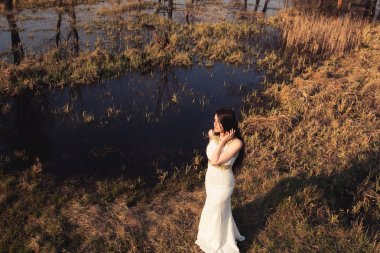 Uzun saç ve göl ile gelin. Düğün çekimi