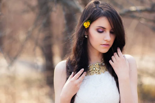 Joven hermosa mujer con flores en el pelo — Foto de Stock