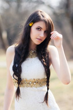 Gelin düğün photoshoot, beyaz elbiseli örgülü